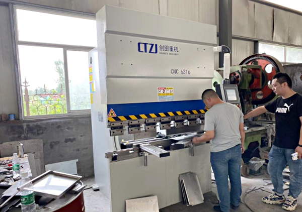 小型數(shù)控折彎?rùn)C(jī)1 小型數(shù)控折彎?rùn)C(jī)1