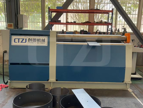 小型四輥卷板機(jī)2.jpg 小型四輥卷板機(jī)2.jpg